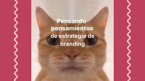 Gatito pensando pensamientos de estrategia de branding